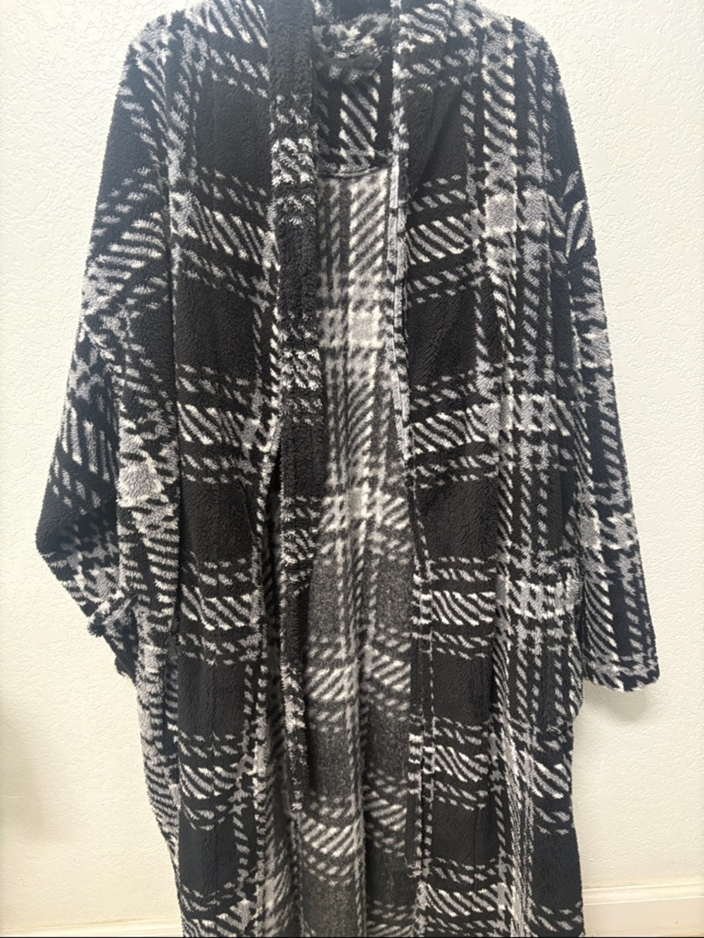 Cozy Black & White Plaid Plush Hooded Cardigan robe